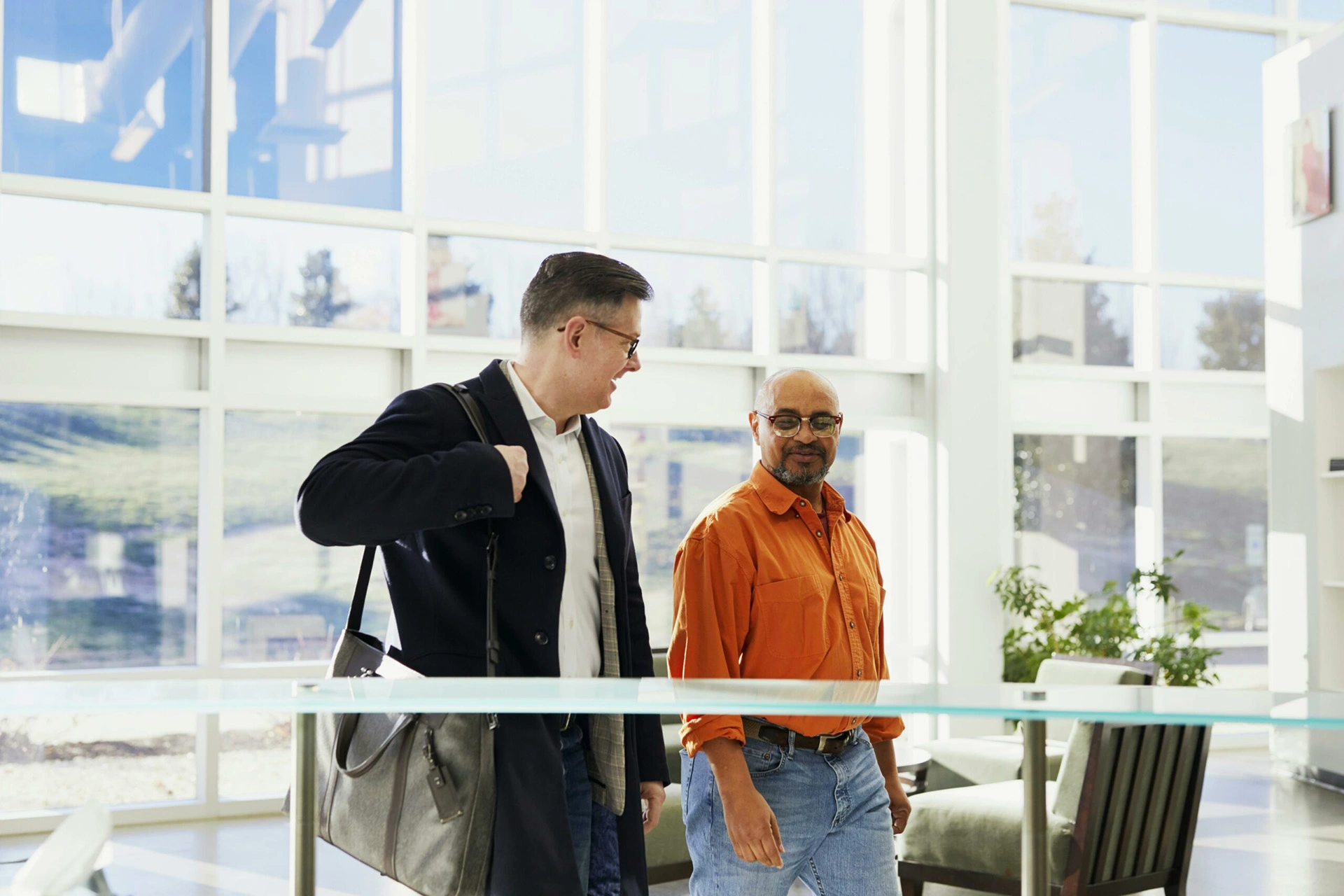 photographie de deux hommes d'affaires dans un bureau